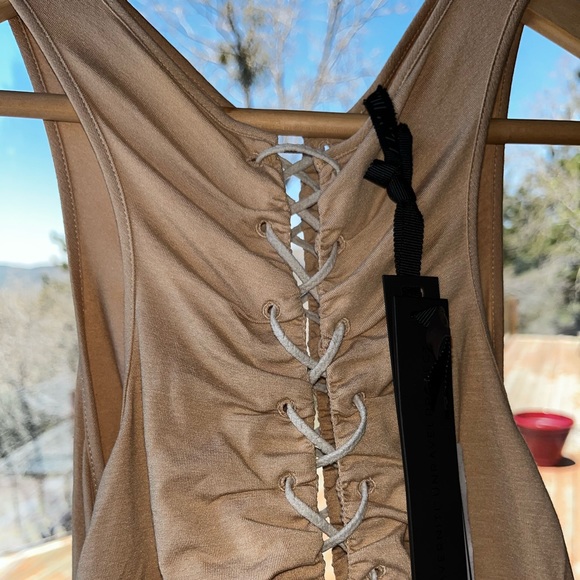 Unravel: Nude Lace Up Bodysuit Ben Taverniti Project Resort 19 (on Bella Hadid) - Picture 9 of 16